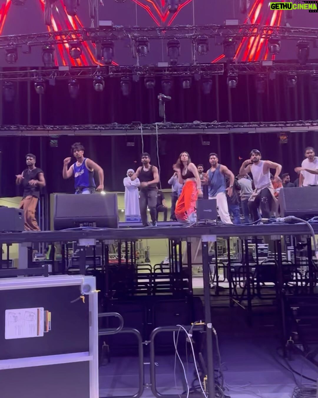 Zara Khan Instagram - SOLD OUT @cocacolaarena !!! #thankyou #dubai π«Άπ» SEE YOU ALL TONIGHT π₯π©π