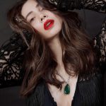 Zara Khan Instagram - rien que les lèvres rouges ne puissent réparer 💄 . . . #styled by @hitendrakapopara ( Team @tanyakalraaa @nidhi_harsora21 ) #outfit @zeenazaki #necklace @rubans.in @oakpinionpr #photographer @milind_misal #hairstylist @ashisbogi #makeupartist @safasheikhbeauty