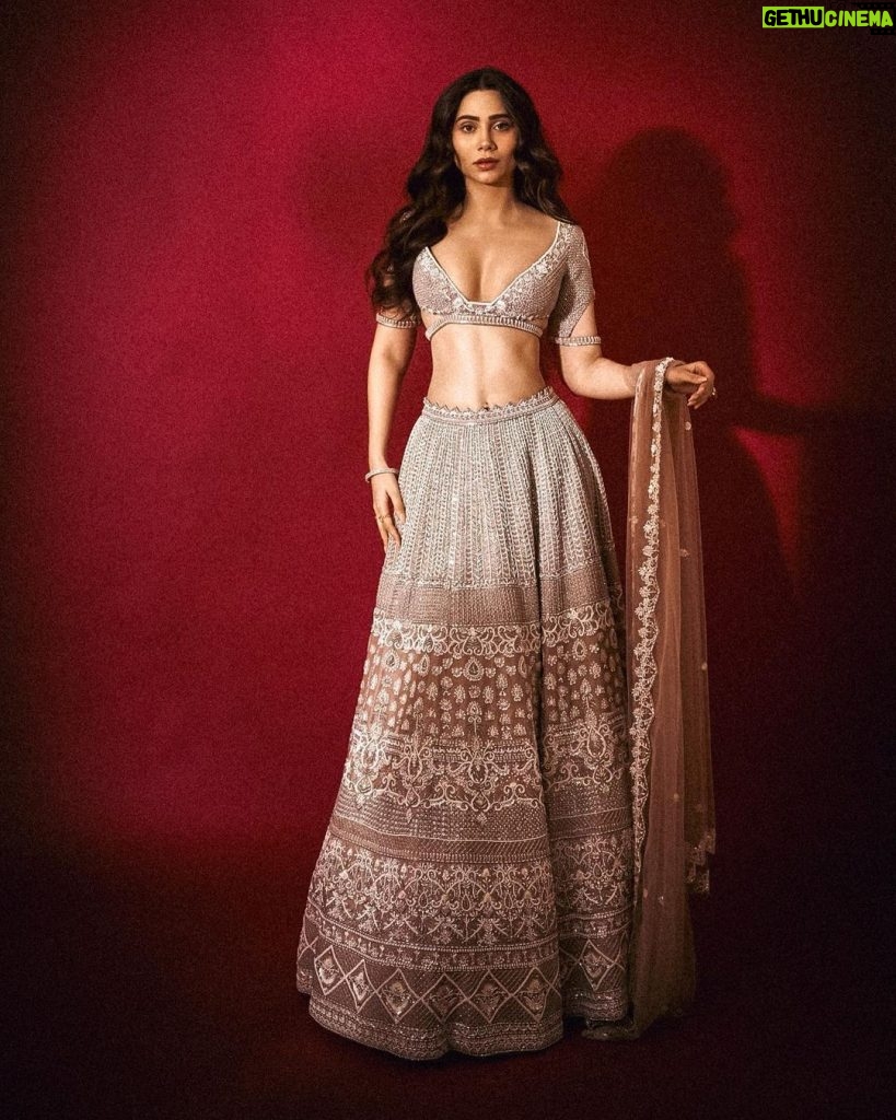 Zara Khan Instagram - 🩸 . . . #styling @hitendrakapopara Assisted by @tanyakalraaa #outfit @dishapatilpretcouture #photography @milind_misal #makeupartist @safasheikhbeauty #hairstylist @little_hair_poetry