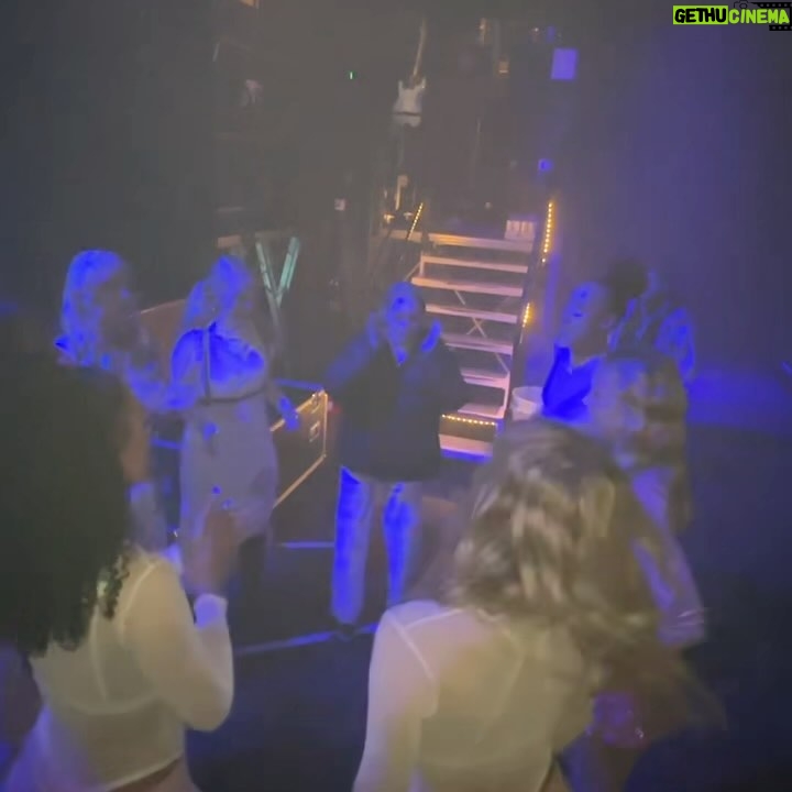 Zara Larsson Instagram - My Venus goddesses 🐚 I feel so lucky and empowered to be on this tour with so many amazing women around me