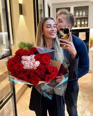 Zara McDermott Instagram - you know he’s a keeper when him and the local florist are on a first name basis 🥺😂🫶🏻🥰🩷🌹💐