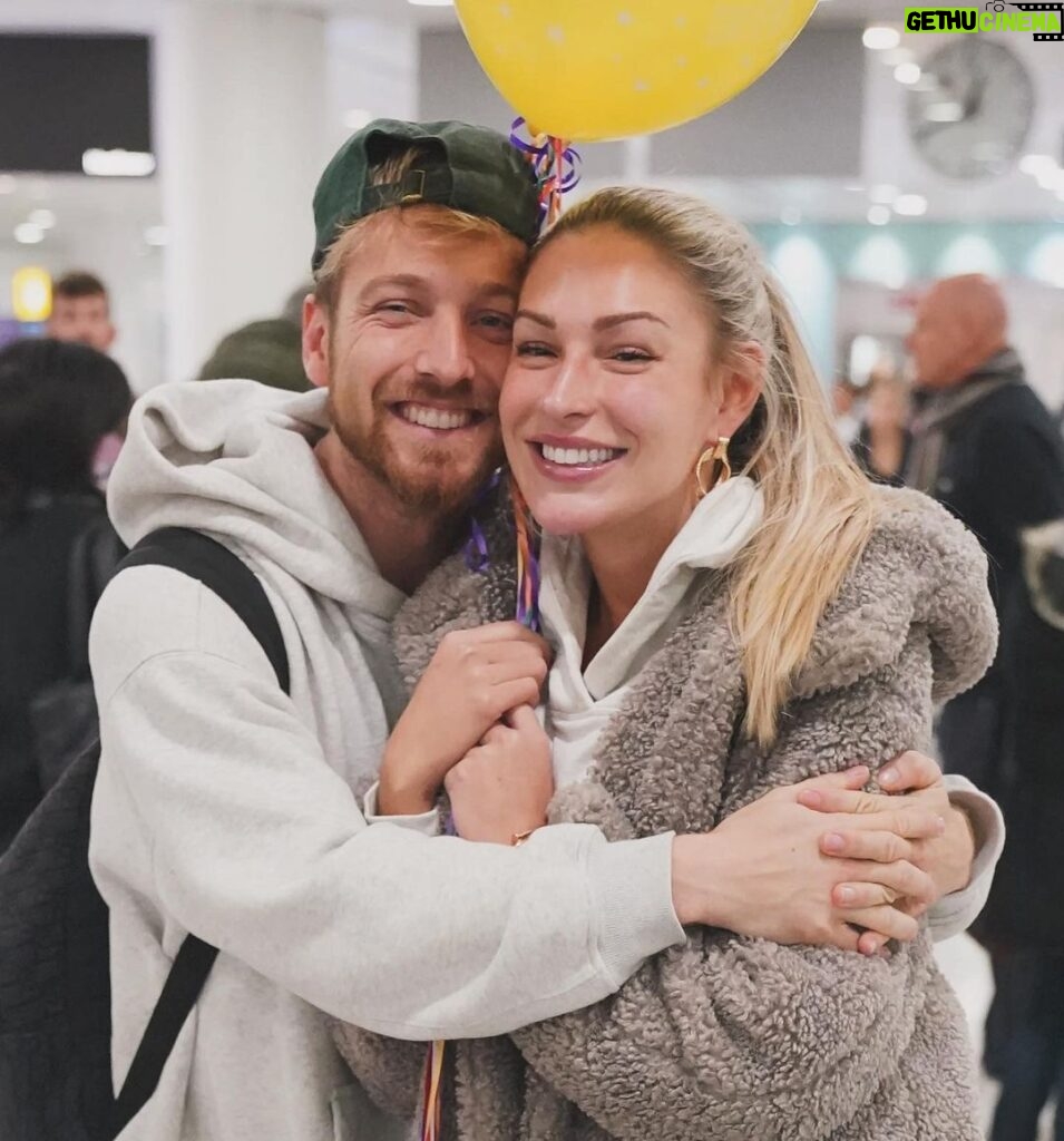 Zara McDermott Instagram - She brought balloons 😂🥹 Reunited with the love of my life. What a trip, what a lucky guy I am 🥹❤️❤️❤️ spot an awkward Pete 😂