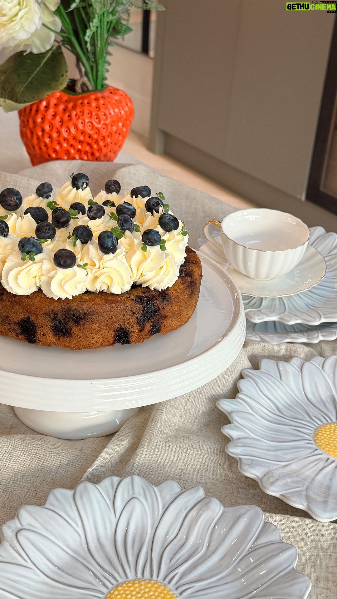 Zara McDermott Instagram - blueberry cake for breakfast π«π«Άπ»