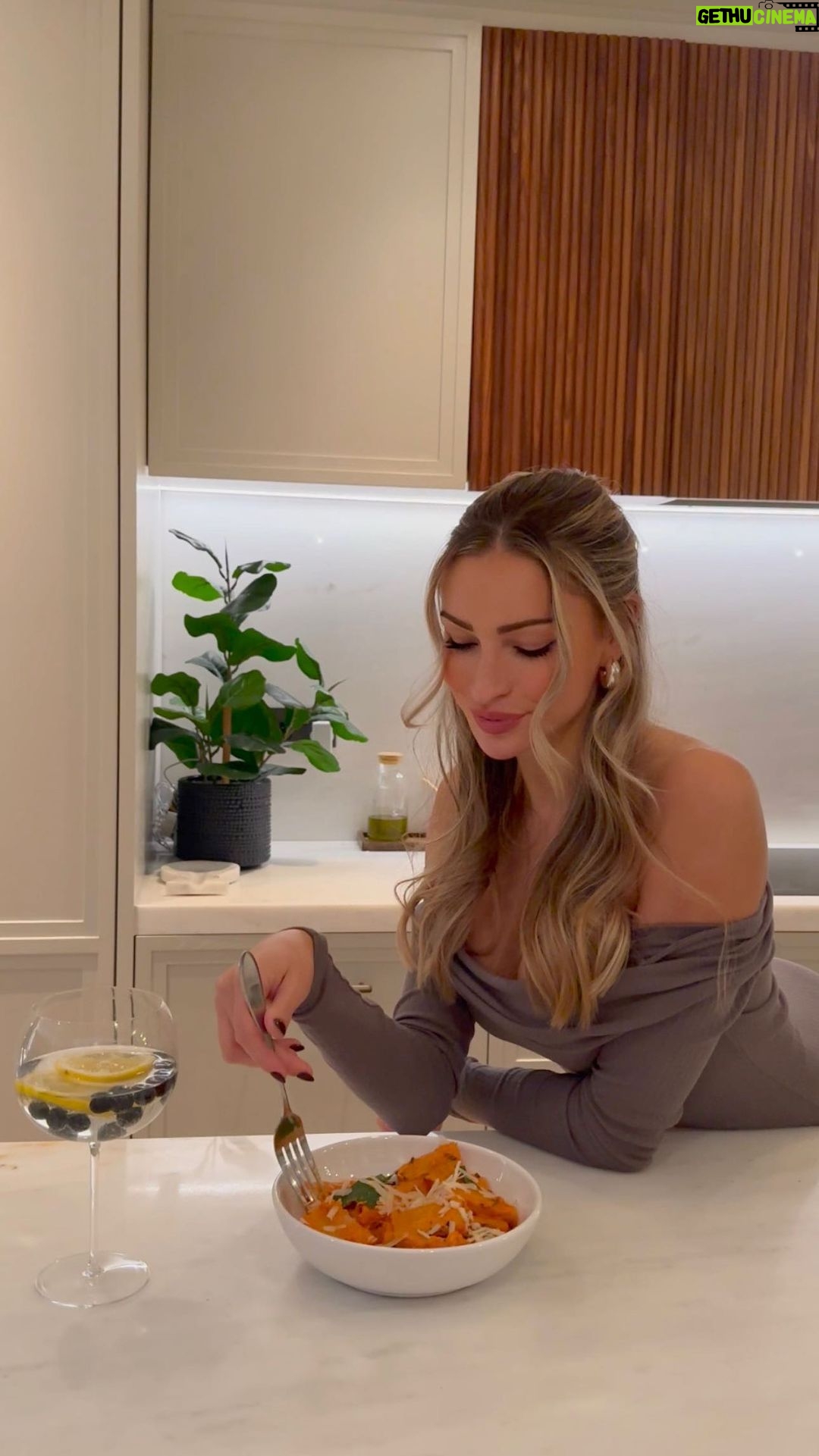 Zara McDermott Instagram - dinner for one… this is my favourite pasta in the world 🍝🫶🏻🤍 #cooking #dinner #dinnerideas