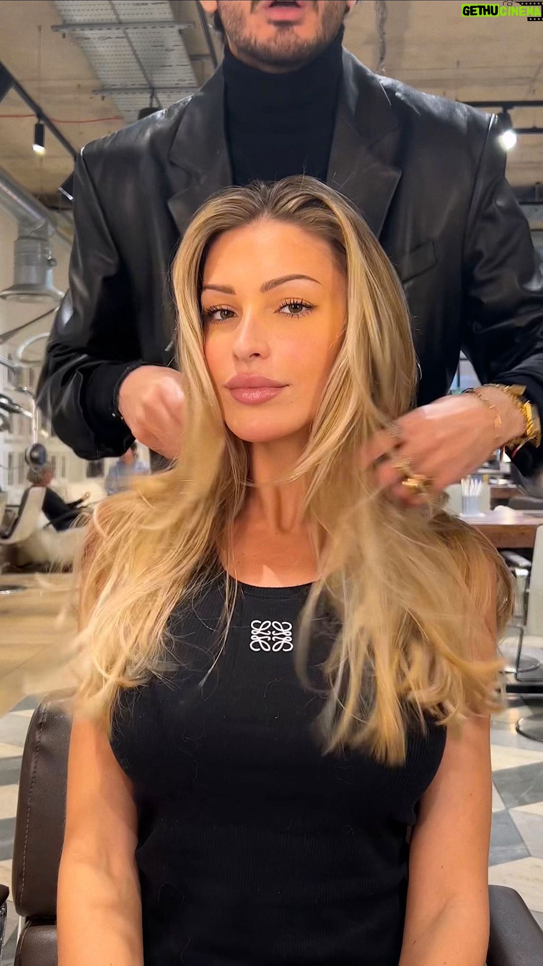 Zara McDermott Instagram - blonder for winter 🤍❄️👱🏻♀️ @alexe______ #hairtransformation