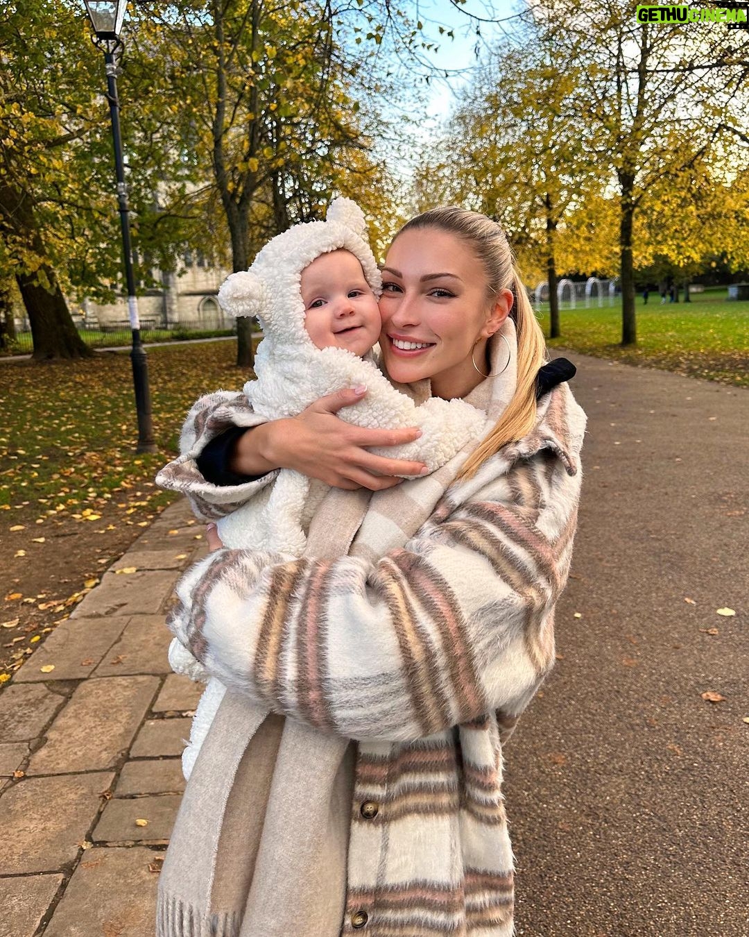 Zara McDermott Instagram - the best things in life aren’t things💛 Winchester, England