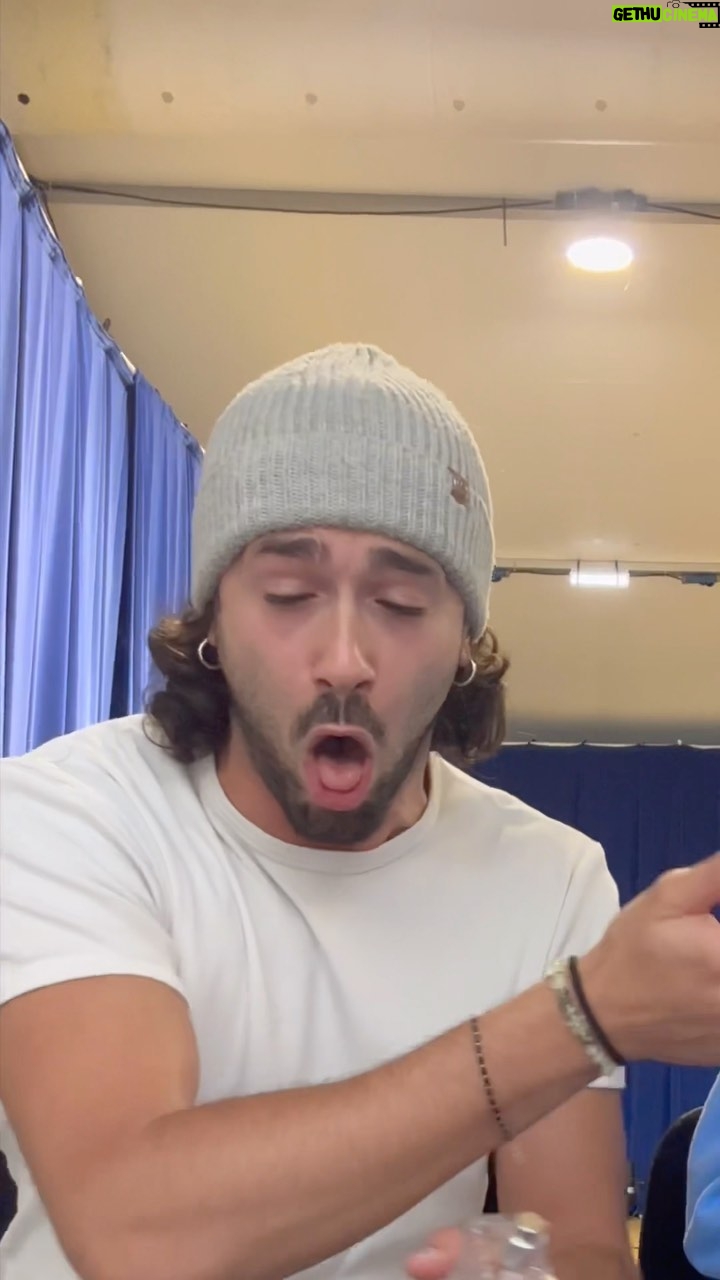 Zara McDermott Instagram - One of my favourite pranks ever 😂😂😂💨💨 I even made a fake PR package and everything 🤣 @grazianodiprima sorry I made you smell bad for the rest of the day 🤣 #prank