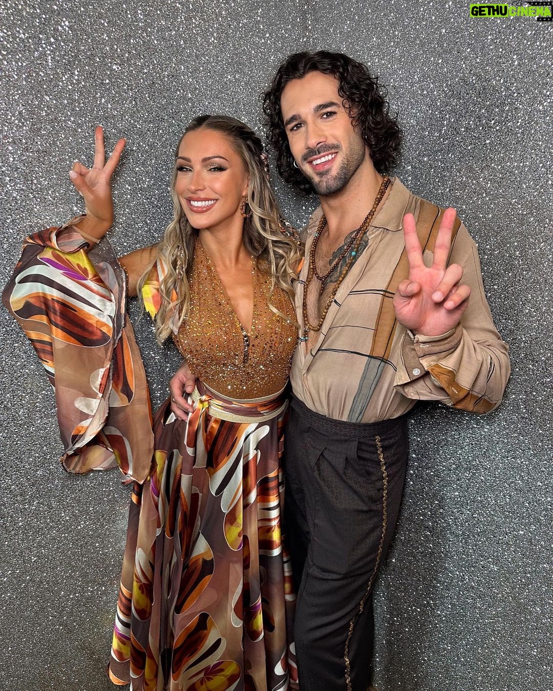 Zara McDermott Instagram - your two favourite hippies about to embark on a quickstep adventure ☮️✌🏼 @bbcstrictly , we hope you love our performance this evening, make sure you’re voting for us 🥹💜#graziara #strictly Strictly Studio at Elstree