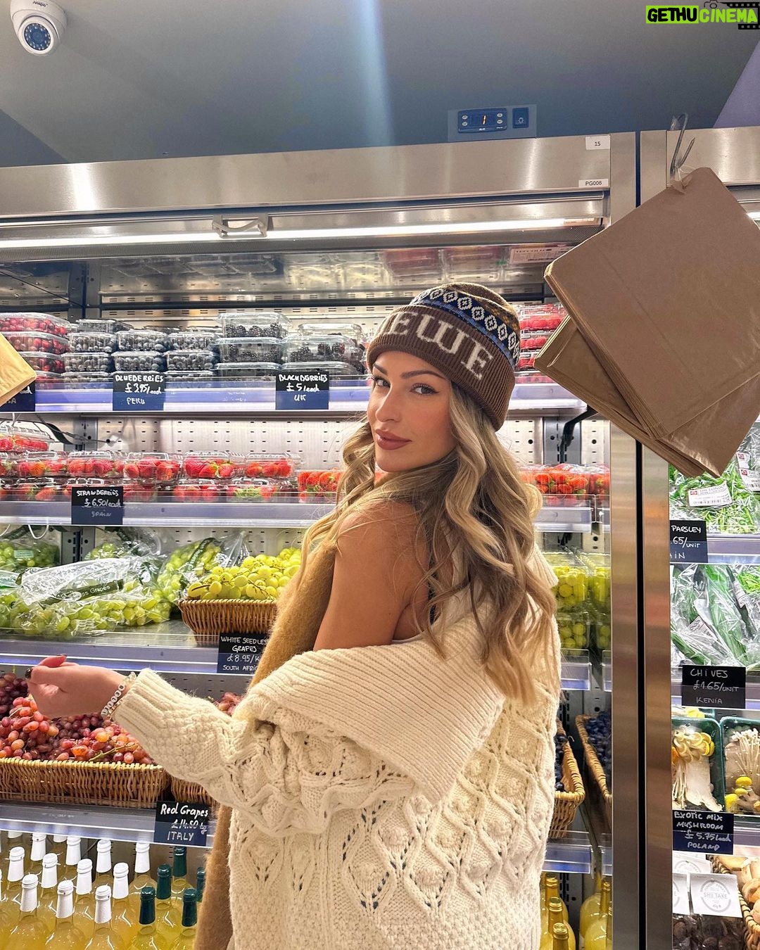 Zara McDermott Instagram - winter things ππ€π§£π«Άπ»π² London, United Kingdom