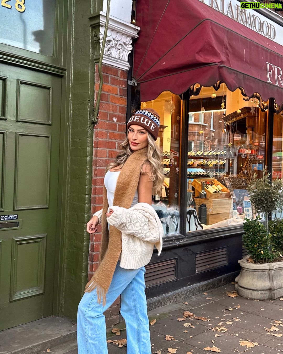 Zara McDermott Instagram - winter things ππ€π§£π«Άπ»π² London, United Kingdom
