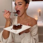Zara McDermott Instagram – cook dinner with me for another date night at home 🧑🏼‍🍳❤️ this evening I made bone-in ribeye steak with rosemary & garlic butter, alongside some triple cooked Parmesan & truffle fries (Sam’s FAVE!). I also whipped up some chocolate fondants for dessert 🍫🤍 cooking allows me to be creative, throw myself into something where I can experiment and also get an incredible treat at the end… eating my own food and watching Sam’s face light up when he tastes my creations 😂🙈❤️