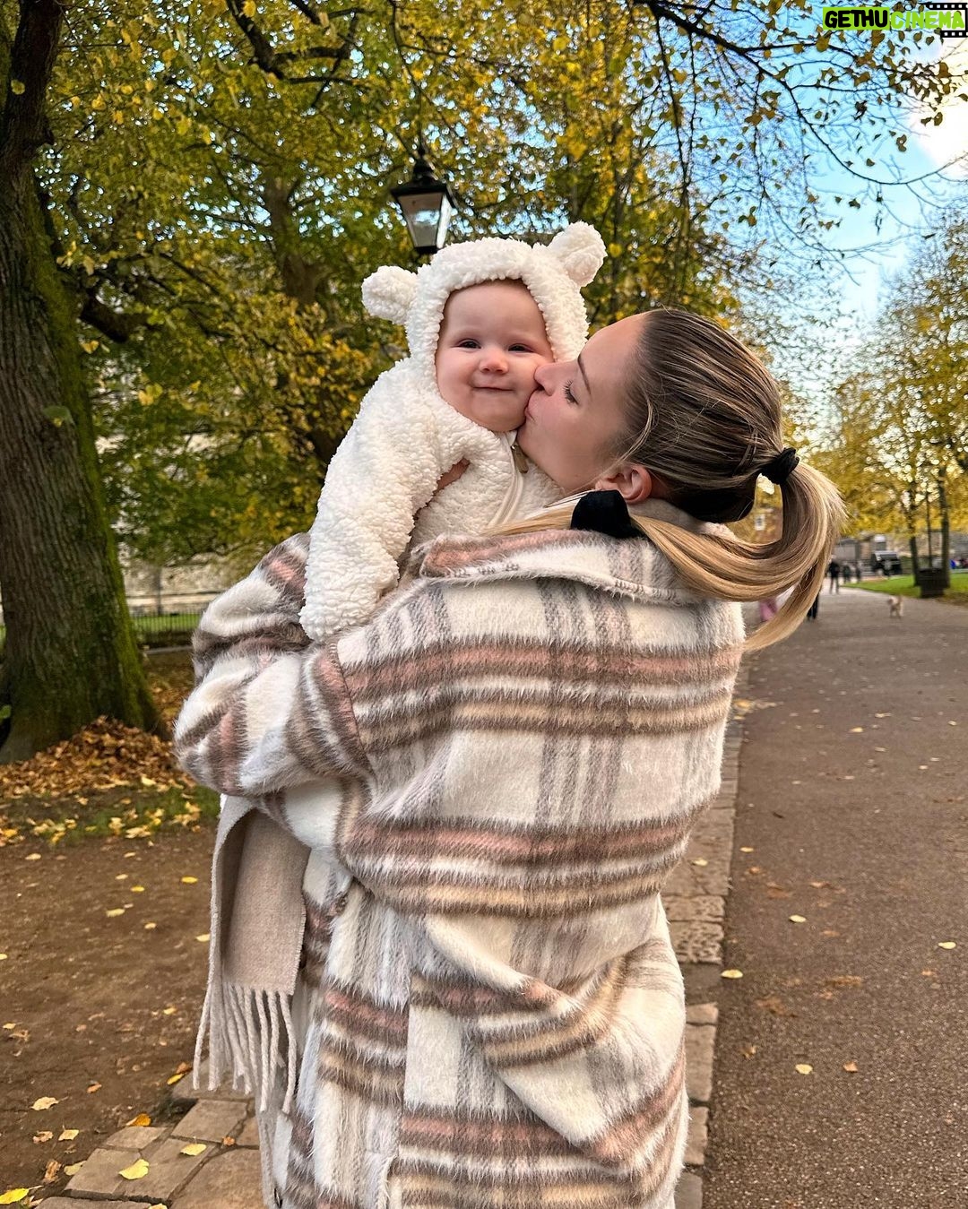 Zara McDermott Instagram - the best things in life aren’t things💛 Winchester, England