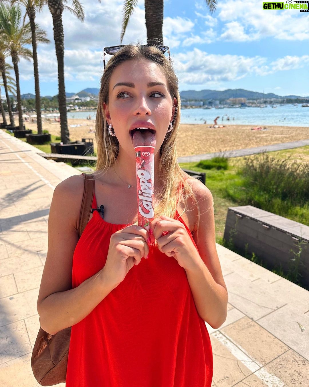 Zara McDermott Instagram - oh hello new series… 🧡🎥 & best believe on every break I have I’m throwing on my swimming costume and catching some rays 🤣 excited to spend the summer here… I’ve dreamt of doing a project like this since I was 15! I can’t believe it’s happening!