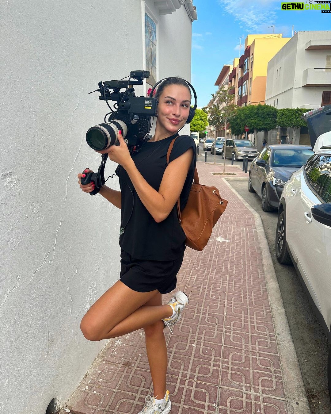 Zara McDermott Instagram - oh hello new series… 🧡🎥 & best believe on every break I have I’m throwing on my swimming costume and catching some rays 🤣 excited to spend the summer here… I’ve dreamt of doing a project like this since I was 15! I can’t believe it’s happening!