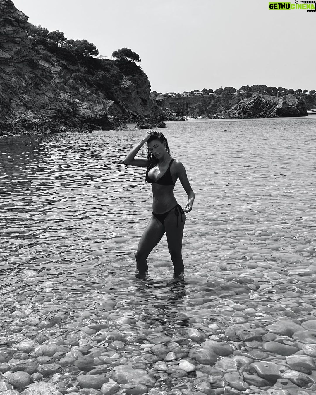 Zara McDermott Instagram - oh hello new series… 🧡🎥 & best believe on every break I have I’m throwing on my swimming costume and catching some rays 🤣 excited to spend the summer here… I’ve dreamt of doing a project like this since I was 15! I can’t believe it’s happening!