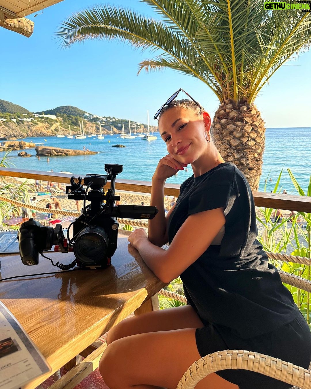 Zara McDermott Instagram - oh hello new series… 🧡🎥 & best believe on every break I have I’m throwing on my swimming costume and catching some rays 🤣 excited to spend the summer here… I’ve dreamt of doing a project like this since I was 15! I can’t believe it’s happening!