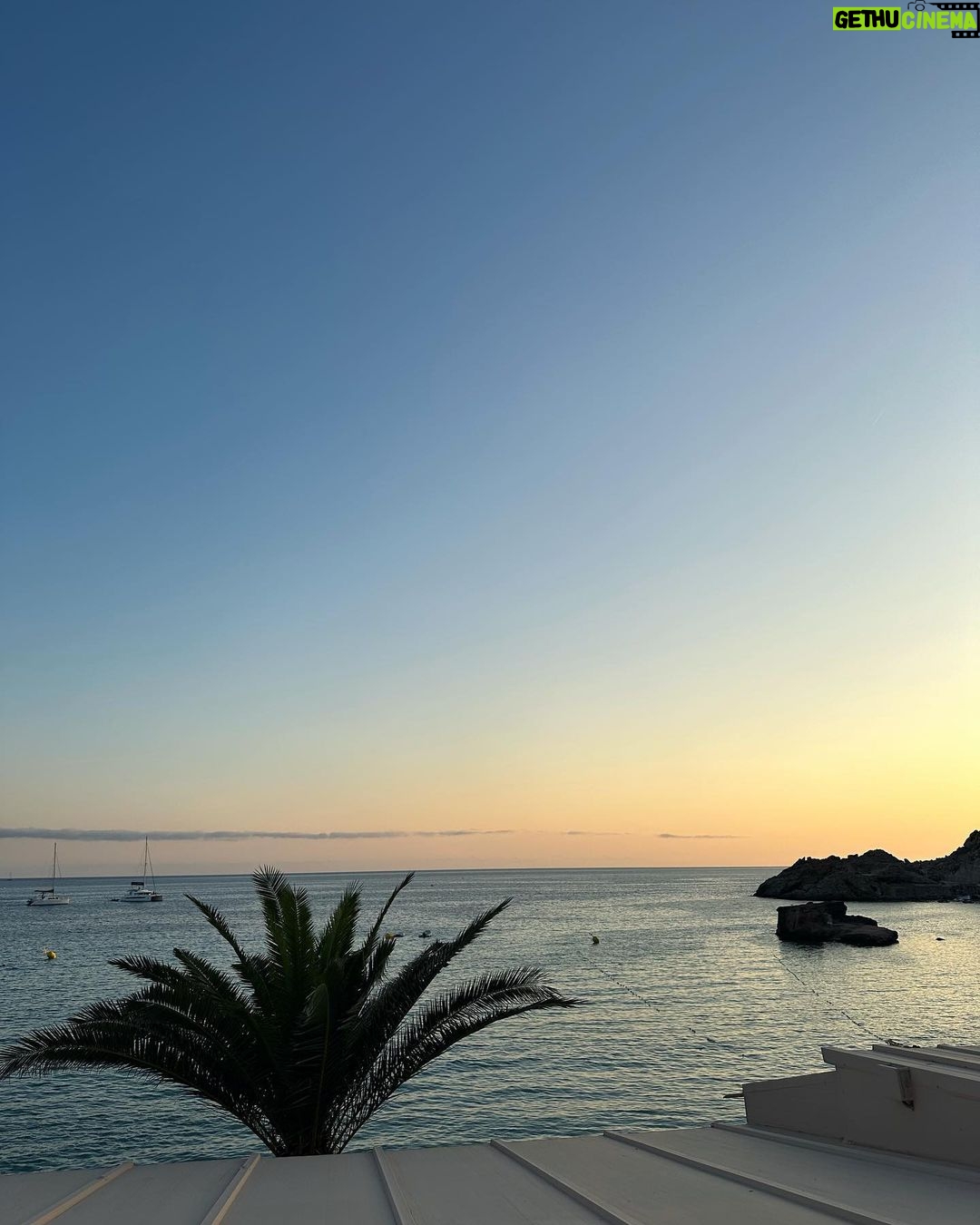 Zara McDermott Instagram - oh hello new series… 🧡🎥 & best believe on every break I have I’m throwing on my swimming costume and catching some rays 🤣 excited to spend the summer here… I’ve dreamt of doing a project like this since I was 15! I can’t believe it’s happening!