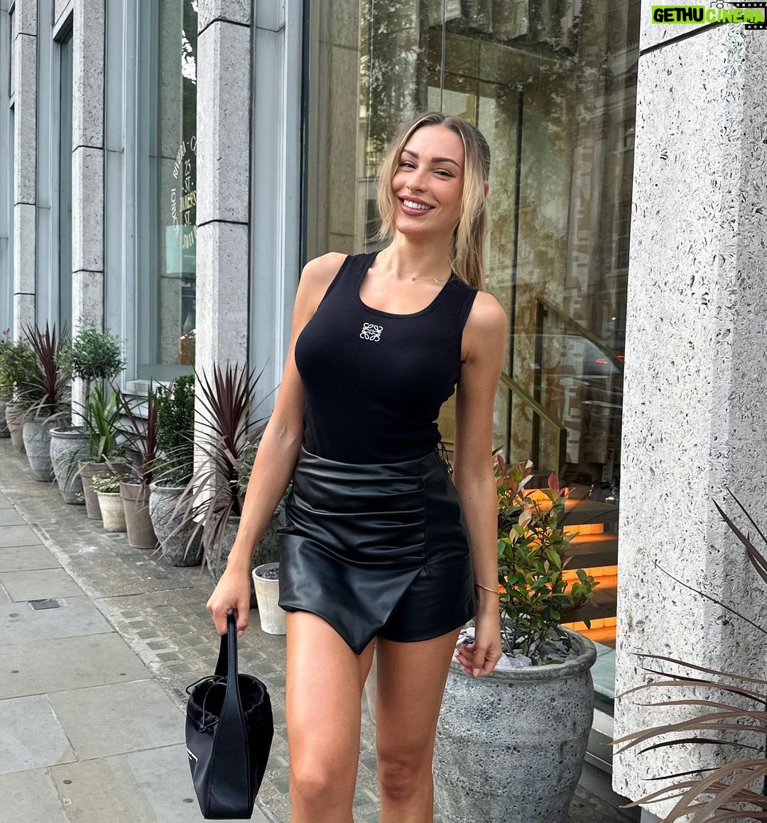 Zara McDermott Instagram - I actually left the house and went on a date with my bestie 🖤 & a rare moment for me wearing all black 😂 London, United Kingdom