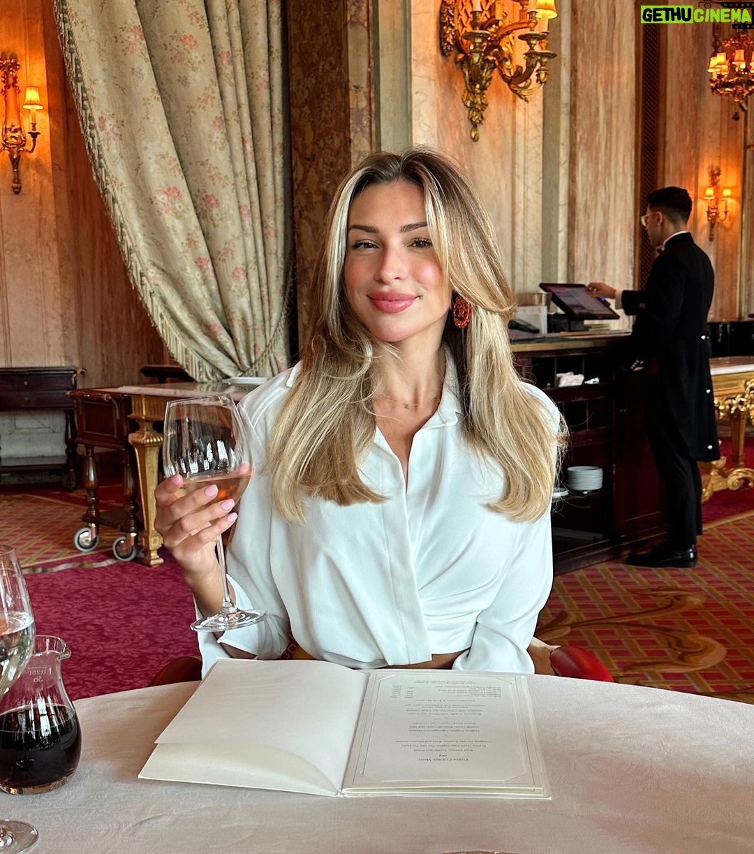 Zara McDermott Instagram - mum and dads birthday celebrations💛🧡 love you more than the world ✨ The Ritz London