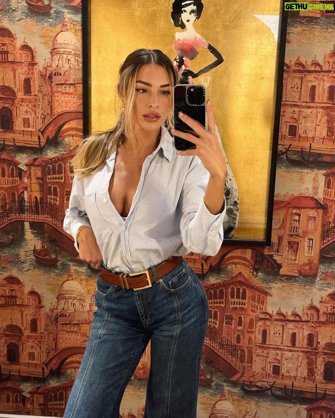 Zara McDermott Instagram - bury me in these jeans 👖