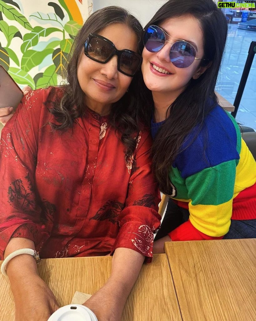 Zareen Khan Instagram - Had the honour of having coffee with the legend, @azmishabana18 ! ❤️ It was such a pleasure meeting you Shabana ji … you are a Sweetheart … lots of love to you 🤗 P.S. - @manishmalhotra05 we also indulged in a lil promotion for your beautiful creation for the coffee brand. 😉 #AirportDiaries #Zareenkhan