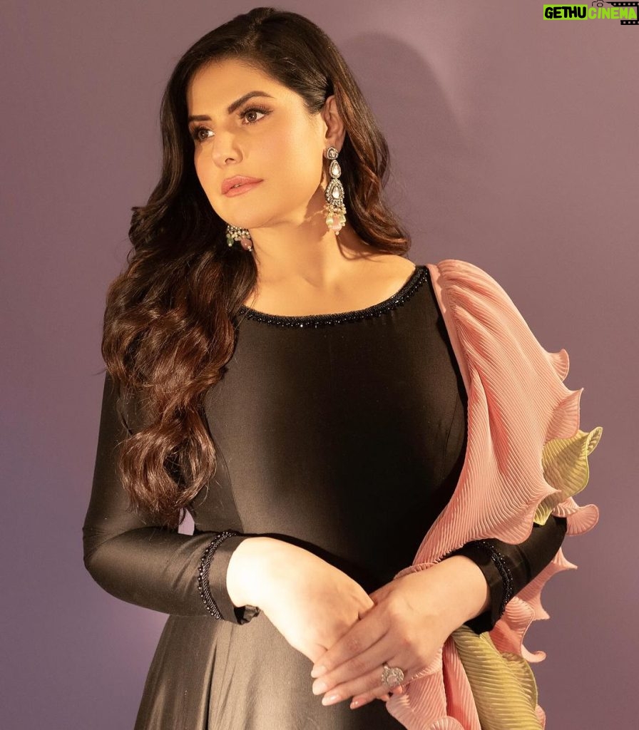 Zareen Khan Instagram - ‘May be you are searching among the branches , for what only appears in the roots !’ - RUMI. Outfit @rozinavishraam Jewellery @⁩the_jewel_gallery Styled by @hitendrakapopara Style team @tanyakalraaa Style intern @nidhi_harsora21 Photography by @sjframes Makeup @niccky_rajaani Hair @shab_qureshi786 #Umang2023 #ZareenKhan