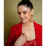 Zareen Khan Instagram - “𝕾𝖍𝖊 𝖚𝖓𝖑𝖊𝖆𝖘𝖍𝖊𝖉 𝖍𝖊𝖗 𝖎𝖓𝖓𝖊𝖗 𝖌𝖔𝖉𝖉𝖊𝖘𝖘 & 𝖇𝖊𝖈𝖆𝖒𝖊 𝖙𝖍𝖊 𝖜𝖔𝖒𝖆𝖓 𝖍𝖊𝖗 𝖘𝖔𝖚𝖑 𝖐𝖓𝖊𝖜 𝖘𝖍𝖊 𝖈𝖔𝖚𝖑𝖉 𝖇𝖊.” - ᴍɪᴄʜᴇʟʟᴇ ꜱᴄʜᴀꜰᴇʀ. Outfit - @richaranawat @style__inn Jewellery - @gehnajewellers1 HMU - @harryrajput64 Styled by - Me 💁🏻‍♀️ 📸 - @theabhivalera #Filmfare #FilmfareAwards2024 #ZareenKhan