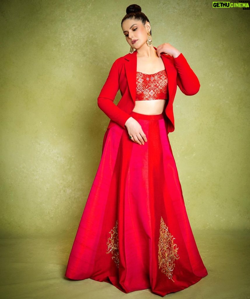 Zareen Khan Instagram - “𝕾𝖍𝖊 𝖚𝖓𝖑𝖊𝖆𝖘𝖍𝖊𝖉 𝖍𝖊𝖗 𝖎𝖓𝖓𝖊𝖗 𝖌𝖔𝖉𝖉𝖊𝖘𝖘 & 𝖇𝖊𝖈𝖆𝖒𝖊 𝖙𝖍𝖊 𝖜𝖔𝖒𝖆𝖓 𝖍𝖊𝖗 𝖘𝖔𝖚𝖑 𝖐𝖓𝖊𝖜 𝖘𝖍𝖊 𝖈𝖔𝖚𝖑𝖉 𝖇𝖊.” - ᴍɪᴄʜᴇʟʟᴇ ꜱᴄʜᴀꜰᴇʀ. Outfit - @richaranawat @style__inn Jewellery - @gehnajewellers1 HMU - @harryrajput64 Styled by - Me 💁🏻‍♀ 📸 - @theabhivalera #Filmfare #FilmfareAwards2024 #ZareenKhan