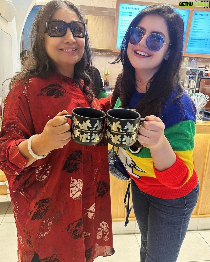 Zareen Khan Instagram - Had the honour of having coffee with the legend, @azmishabana18 ! ❤️ It was such a pleasure meeting you Shabana ji … you are a Sweetheart … lots of love to you 🤗 P.S. - @manishmalhotra05 we also indulged in a lil promotion for your beautiful creation for the coffee brand. 😉 #AirportDiaries #Zareenkhan