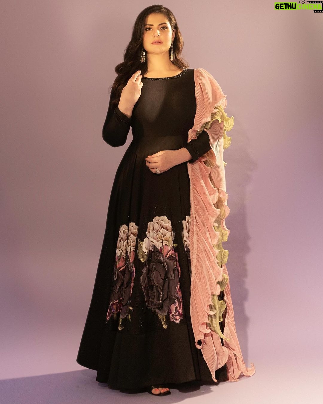 Zareen Khan Instagram - ‘May be you are searching among the branches , for what only appears in the roots !’ - RUMI. Outfit @rozinavishraam Jewellery @the_jewel_gallery Styled by @hitendrakapopara Style team @tanyakalraaa Style intern @nidhi_harsora21 Photography by @sjframes Makeup @niccky_rajaani Hair @shab_qureshi786 #Umang2023 #ZareenKhan