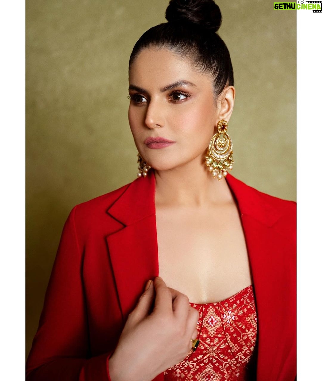 Zareen Khan Instagram - βπΎππ πππππππππ πππ πππππ πππππππ & ππππππ πππ πππππ πππ ππππ ππππ πππ πππππ ππ.β - α΄Ιͺα΄Κα΄ΚΚα΄ κ±α΄Κα΄κ°α΄Κ. Outfit - @richaranawat @style__inn Jewellery - @gehnajewellers1 HMU - @harryrajput64 Styled by - Me ππ»ββοΈ πΈ - @theabhivalera #Filmfare #FilmfareAwards2024 #ZareenKhan