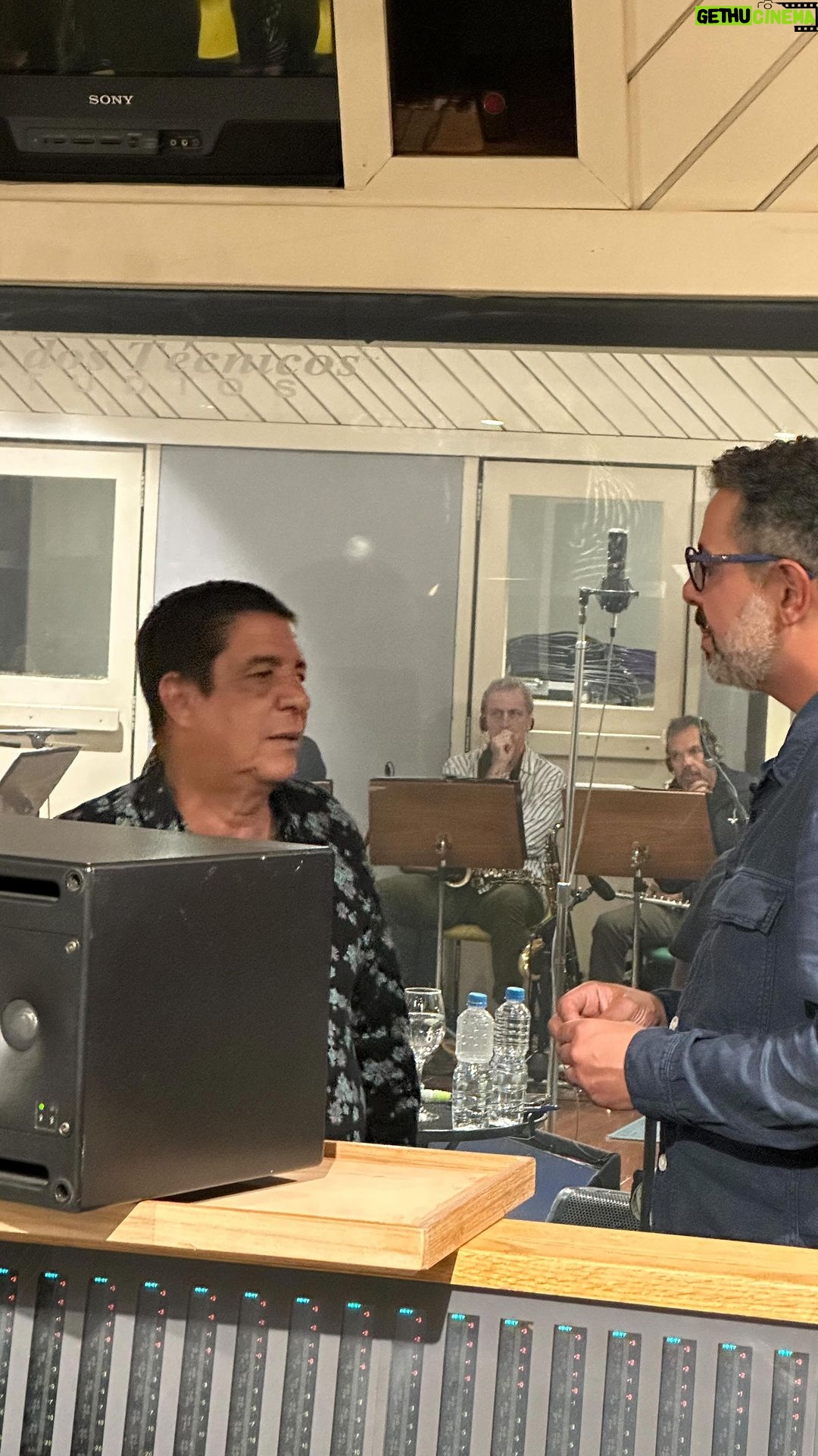 Zeca Pagodinho Instagram - Pra quem perdeu a matéria do RJTV com @chicoregueira , é só dar play! 🥰 Zeca conta sobre os bastidores do show que vai celebrar seus 40 anos de carreira no dia 4 de fevereiro no Estádio Nilton Santos, o Engenhão, no RJ! E uma dica: no vídeo tem spoiler do repertório do show! 😉✨✊🏾 Ps: Já garantiu seus ingressos? Link na bio! Cia. dos Técnicos Studios