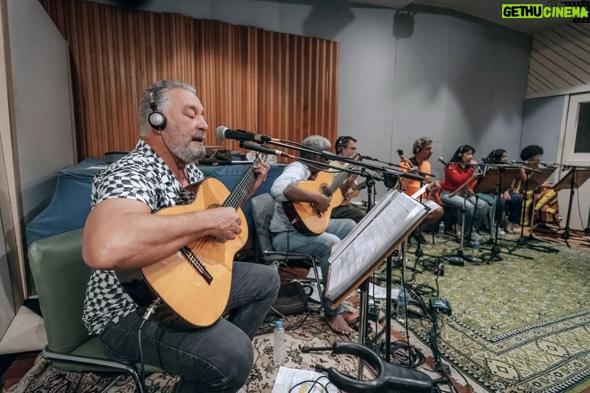 Zeca Pagodinho Instagram - ENSAIOS BOMBANDO NO RJ! 🎤🥁✊🏾 O clássico Cia dos Técnicos, espaço sagrado na história do samba, foi o estúdio escolhido para os ensaios do show que celebrará os 40 anos de carreira do Zeca. Uma super banda está ensaiando diariamente, sob a batuta de Paulão 7 Cordas e Pretinho da Serrinha! Olha a turma de craques reunida: BANDA: ✨Paulão 7 Cordas ✨Carlinhos 7 Cordas ✨Alessandro Cardozo ✨Luis Louchard ✨Luciano King ✨Uraci Cardoso ✨Jaguara ✨Marcos Esguleba ✨Miudinho ✨Nara Pires ✨Maryzelia Conceição ✨Eliza Piquet ✨Vitor Motta ✨Henrique Band ✨Florindo Medeiros Os ingressos para a estreia dia 4 de fevereiro no estádio do Engenhão, no RJ, estão voando! Já garantiu o seu? Link aqui na bio! #zecapagodinho #zeca40 📸 @isenseemarcio / @dripenna Cia. dos Técnicos Studios