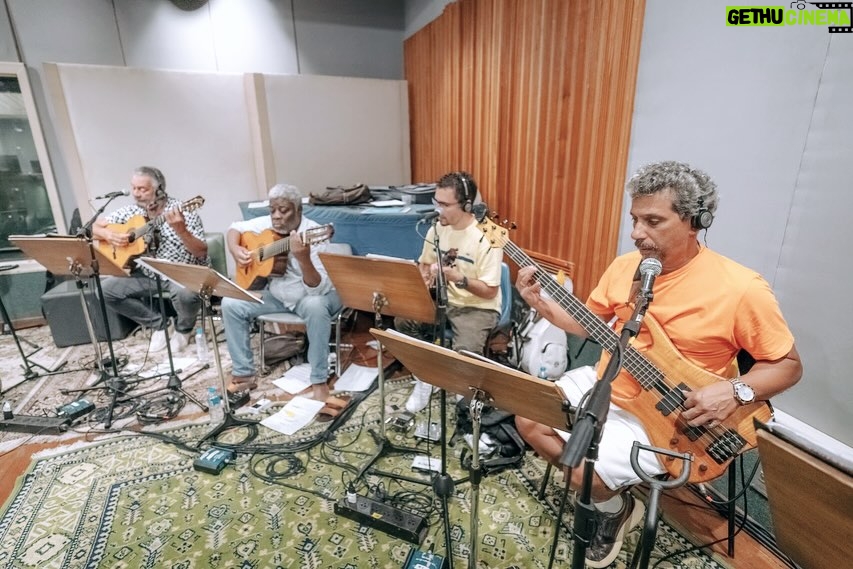 Zeca Pagodinho Instagram - ENSAIOS BOMBANDO NO RJ! 🎤🥁✊🏾 O clássico Cia dos Técnicos, espaço sagrado na história do samba, foi o estúdio escolhido para os ensaios do show que celebrará os 40 anos de carreira do Zeca. Uma super banda está ensaiando diariamente, sob a batuta de Paulão 7 Cordas e Pretinho da Serrinha! Olha a turma de craques reunida: BANDA: ✨Paulão 7 Cordas ✨Carlinhos 7 Cordas ✨Alessandro Cardozo ✨Luis Louchard ✨Luciano King ✨Uraci Cardoso ✨Jaguara ✨Marcos Esguleba ✨Miudinho ✨Nara Pires ✨Maryzelia Conceição ✨Eliza Piquet ✨Vitor Motta ✨Henrique Band ✨Florindo Medeiros Os ingressos para a estreia dia 4 de fevereiro no estádio do Engenhão, no RJ, estão voando! Já garantiu o seu? Link aqui na bio! #zecapagodinho #zeca40 📸 @isenseemarcio / @dripenna Cia. dos Técnicos Studios