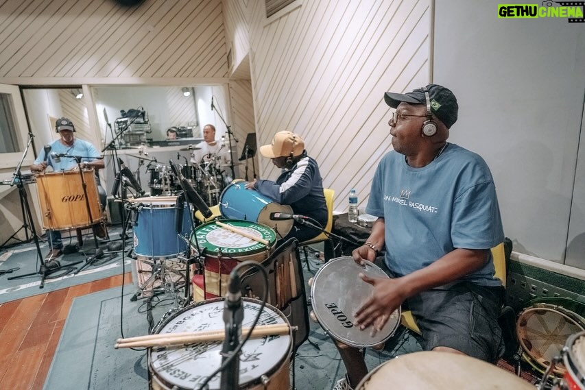 Zeca Pagodinho Instagram - ENSAIOS BOMBANDO NO RJ! 🎤🥁✊🏾 O clássico Cia dos Técnicos, espaço sagrado na história do samba, foi o estúdio escolhido para os ensaios do show que celebrará os 40 anos de carreira do Zeca. Uma super banda está ensaiando diariamente, sob a batuta de Paulão 7 Cordas e Pretinho da Serrinha! Olha a turma de craques reunida: BANDA: ✨Paulão 7 Cordas ✨Carlinhos 7 Cordas ✨Alessandro Cardozo ✨Luis Louchard ✨Luciano King ✨Uraci Cardoso ✨Jaguara ✨Marcos Esguleba ✨Miudinho ✨Nara Pires ✨Maryzelia Conceição ✨Eliza Piquet ✨Vitor Motta ✨Henrique Band ✨Florindo Medeiros Os ingressos para a estreia dia 4 de fevereiro no estádio do Engenhão, no RJ, estão voando! Já garantiu o seu? Link aqui na bio! #zecapagodinho #zeca40 📸 @isenseemarcio / @dripenna Cia. dos Técnicos Studios