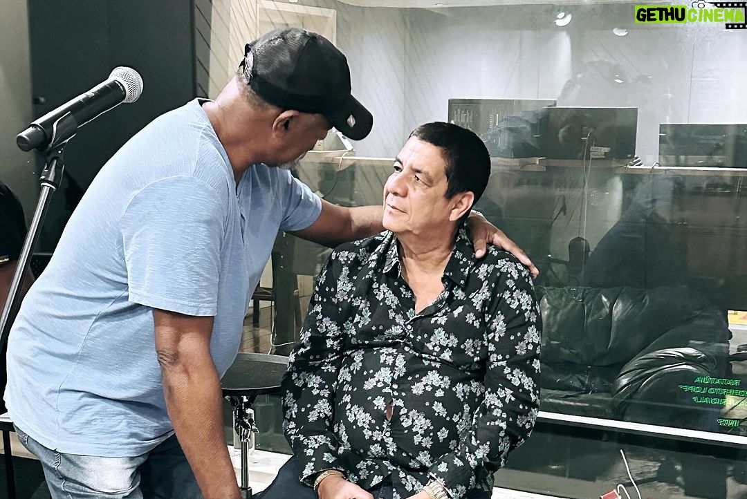 Zeca Pagodinho Instagram - ENSAIOS BOMBANDO NO RJ! 🎤🥁✊🏾 O clássico Cia dos Técnicos, espaço sagrado na história do samba, foi o estúdio escolhido para os ensaios do show que celebrará os 40 anos de carreira do Zeca. Uma super banda está ensaiando diariamente, sob a batuta de Paulão 7 Cordas e Pretinho da Serrinha! Olha a turma de craques reunida: BANDA: ✨Paulão 7 Cordas ✨Carlinhos 7 Cordas ✨Alessandro Cardozo ✨Luis Louchard ✨Luciano King ✨Uraci Cardoso ✨Jaguara ✨Marcos Esguleba ✨Miudinho ✨Nara Pires ✨Maryzelia Conceição ✨Eliza Piquet ✨Vitor Motta ✨Henrique Band ✨Florindo Medeiros Os ingressos para a estreia dia 4 de fevereiro no estádio do Engenhão, no RJ, estão voando! Já garantiu o seu? Link aqui na bio! #zecapagodinho #zeca40 📸 @isenseemarcio / @dripenna Cia. dos Técnicos Studios