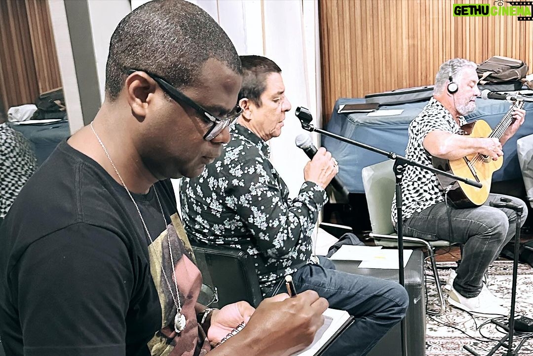Zeca Pagodinho Instagram - ENSAIOS BOMBANDO NO RJ! 🎤🥁✊🏾 O clássico Cia dos Técnicos, espaço sagrado na história do samba, foi o estúdio escolhido para os ensaios do show que celebrará os 40 anos de carreira do Zeca. Uma super banda está ensaiando diariamente, sob a batuta de Paulão 7 Cordas e Pretinho da Serrinha! Olha a turma de craques reunida: BANDA: ✨Paulão 7 Cordas ✨Carlinhos 7 Cordas ✨Alessandro Cardozo ✨Luis Louchard ✨Luciano King ✨Uraci Cardoso ✨Jaguara ✨Marcos Esguleba ✨Miudinho ✨Nara Pires ✨Maryzelia Conceição ✨Eliza Piquet ✨Vitor Motta ✨Henrique Band ✨Florindo Medeiros Os ingressos para a estreia dia 4 de fevereiro no estádio do Engenhão, no RJ, estão voando! Já garantiu o seu? Link aqui na bio! #zecapagodinho #zeca40 📸 @isenseemarcio / @dripenna Cia. dos Técnicos Studios