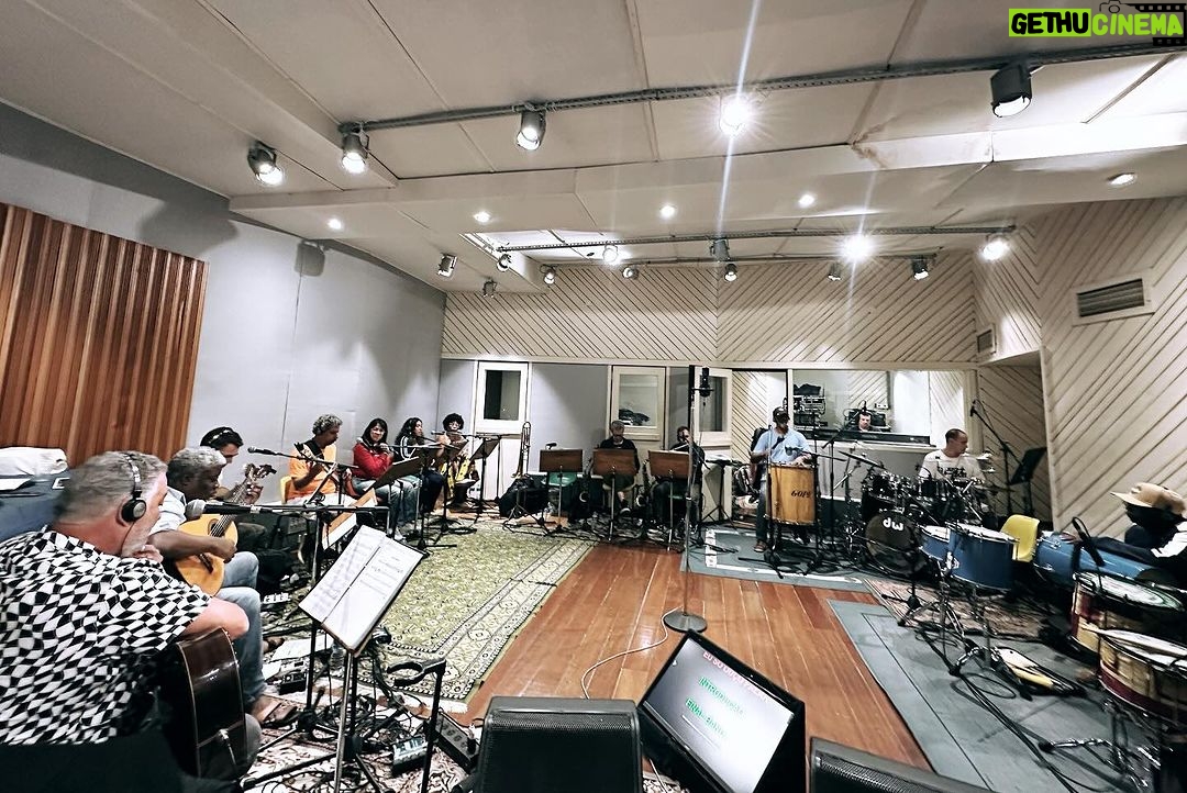 Zeca Pagodinho Instagram - ENSAIOS BOMBANDO NO RJ! 🎤🥁✊🏾 O clássico Cia dos Técnicos, espaço sagrado na história do samba, foi o estúdio escolhido para os ensaios do show que celebrará os 40 anos de carreira do Zeca. Uma super banda está ensaiando diariamente, sob a batuta de Paulão 7 Cordas e Pretinho da Serrinha! Olha a turma de craques reunida: BANDA: ✨Paulão 7 Cordas ✨Carlinhos 7 Cordas ✨Alessandro Cardozo ✨Luis Louchard ✨Luciano King ✨Uraci Cardoso ✨Jaguara ✨Marcos Esguleba ✨Miudinho ✨Nara Pires ✨Maryzelia Conceição ✨Eliza Piquet ✨Vitor Motta ✨Henrique Band ✨Florindo Medeiros Os ingressos para a estreia dia 4 de fevereiro no estádio do Engenhão, no RJ, estão voando! Já garantiu o seu? Link aqui na bio! #zecapagodinho #zeca40 📸 @isenseemarcio / @dripenna Cia. dos Técnicos Studios