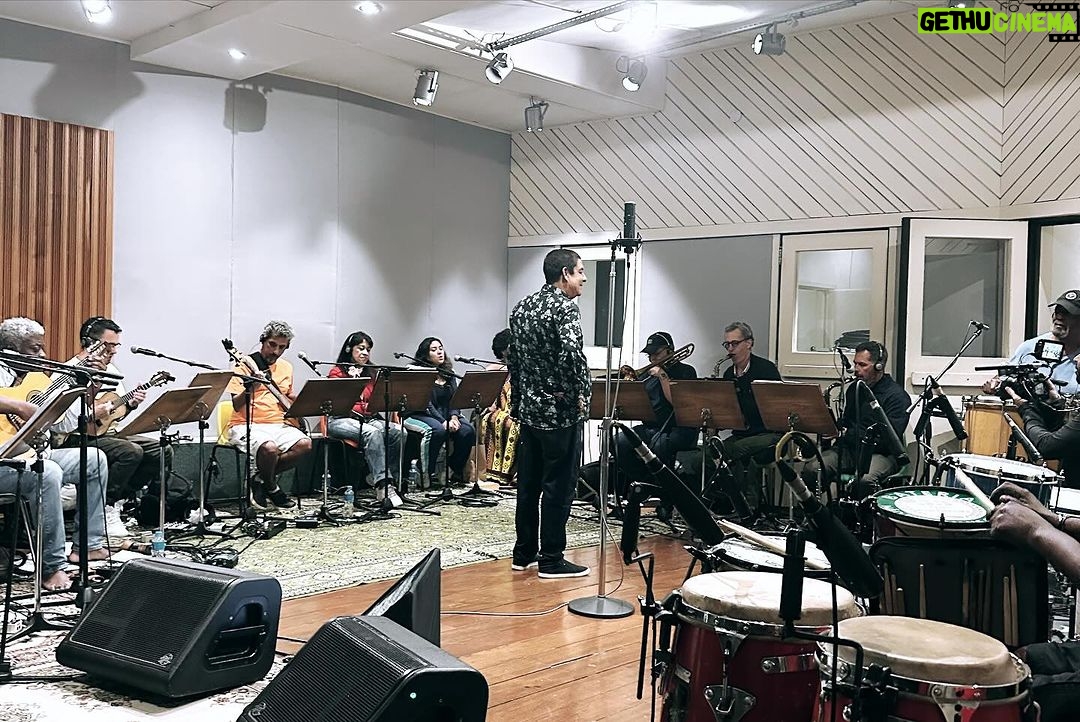 Zeca Pagodinho Instagram - ENSAIOS BOMBANDO NO RJ! 🎤🥁✊🏾 O clássico Cia dos Técnicos, espaço sagrado na história do samba, foi o estúdio escolhido para os ensaios do show que celebrará os 40 anos de carreira do Zeca. Uma super banda está ensaiando diariamente, sob a batuta de Paulão 7 Cordas e Pretinho da Serrinha! Olha a turma de craques reunida: BANDA: ✨Paulão 7 Cordas ✨Carlinhos 7 Cordas ✨Alessandro Cardozo ✨Luis Louchard ✨Luciano King ✨Uraci Cardoso ✨Jaguara ✨Marcos Esguleba ✨Miudinho ✨Nara Pires ✨Maryzelia Conceição ✨Eliza Piquet ✨Vitor Motta ✨Henrique Band ✨Florindo Medeiros Os ingressos para a estreia dia 4 de fevereiro no estádio do Engenhão, no RJ, estão voando! Já garantiu o seu? Link aqui na bio! #zecapagodinho #zeca40 📸 @isenseemarcio / @dripenna Cia. dos Técnicos Studios