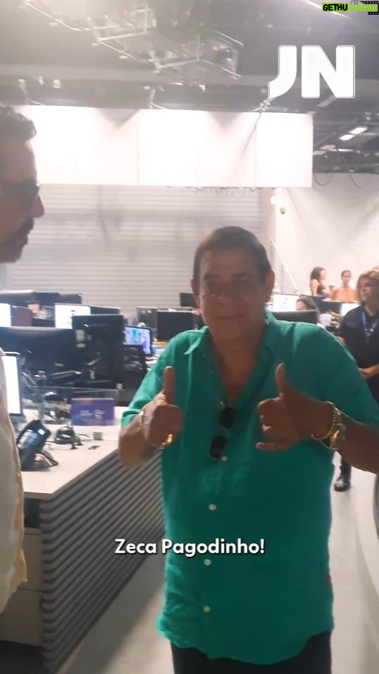 Zeca Pagodinho Instagram - ZECA NO JN | Teve visita para lá de ilustre na redação do #JN nesta quarta (10)! @zecapagodinho e o neto, Noah, vieram conhecer por aqui junto com o repórter @chicoregueira. Amamos! ❤️