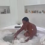 Zeca Pagodinho Instagram – Xô, urucubaca!!! Zeca Pagodinho já tomou seu banho de sais para receber 2024 com as melhores energias!!! 🙌 

E você? Já fez seu ritual de ano novo? Conta pra gente!

Que 2024 seja o ano da sorte de todo mundo!!! 🍀🍀🍀