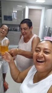 Zeca Pagodinho Instagram - O clima de pré réveillon já está rolando na casa do Zeca ! Com direito a brinde com as super assistentes Fran e Adriana! 🥂✊🏾♥️