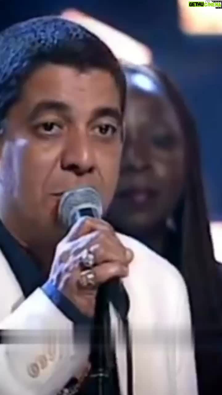 Zeca Pagodinho Instagram - Um clássico em 3 versões! 🎶✨ "Coração em Desalinho" é uma composição dos saudosos Monarco e Ratinho, que fez parte do disco de estreia do Zeca Pagodinho, lançado lá em 1986! Essa canção marcou não só a carreira do artista como a história do samba! Nada como estar num show do Zeca, fechar os olhinhos, levantar as mãos e cantar "Fooooi meeeeu maaaal..."! 😍😅 Quem aí vai fazer parte dessa plateia no show do Engenhão, dia 4/2? Os ingressos estão à venda em ZecaPagodinho40anos.com.br! #ZecaPagodinho