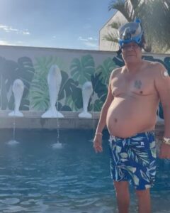 Zeca Pagodinho Instagram - Domingo especial com a inauguração da piscina nova! Com direito a netos e primos reunidos, máscara de mergulho e golfinhos 🩵🐬 🥰