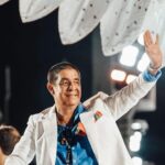 Zeca Pagodinho Instagram - O samba mostra a força e a resistência da cultura popular! Se um dia foi marginalizado, hoje ocupa todos os espaços, dos mais humildes aos mais abastados. Se sambistas de outras épocas foram perseguidos, hoje eles são condecorados, homenageados - como Zeca Pagodinho foi pela @granderio e pela Academia Brasileira de Cultura. O samba não só não morreu, como venceu! E o samba vencerá sempre que surgir uma nova geração de sambistas e admiradores! Viva o samba e todos os sambistas!! #dianacionaldosamba #diadosamba #samba #zecapagodinho