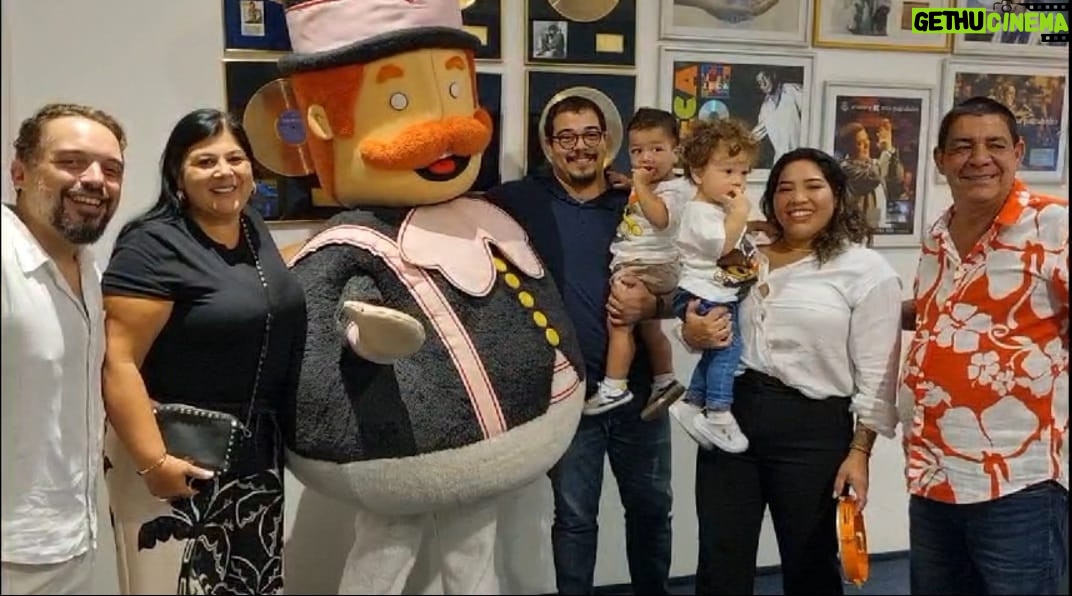 Zeca Pagodinho Instagram - Bom dia! O sol já nasceu lá na fazendinha e já teve esse super encontro entre o @mundobita e a família Pagodinho - inclusive com os dois pequenos grandes fãs do Bita, Dom e Miguel! 😍 Que fofura!! 💙💙