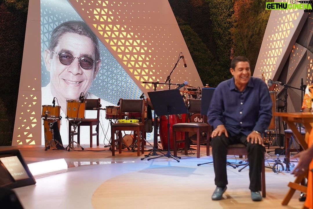 Zeca Pagodinho Instagram - ZECA PAGODINHO 🎵🍻 O palco do #Fantástico se transformou no Quintal do Zeca para comemorar os 40 anos de carreira do @zecapagodinho! O cidadão mais ilustre de Xerém conversou com @majucoutinhoreal em uma roda de amigos para lembrar grandes momentos da carreira e falar sobre o seu legado. É domingo! Muita música e conversa boa depois do @domingao 📸 @lethiciaamancio