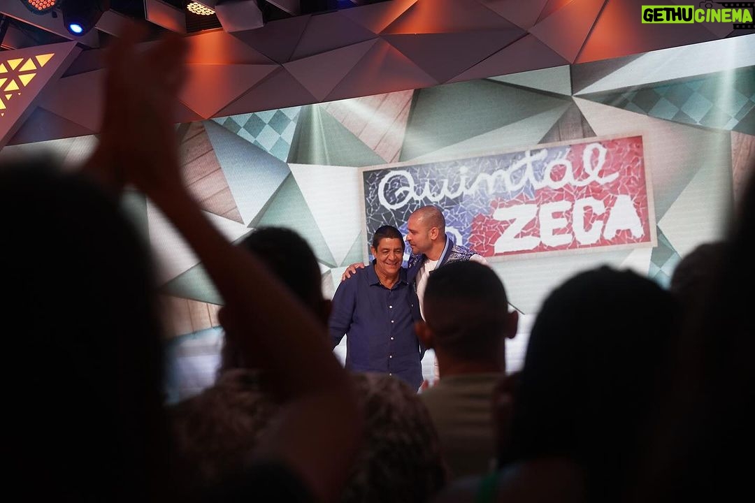 Zeca Pagodinho Instagram - ZECA PAGODINHO 🎵🍻 O palco do #Fantástico se transformou no Quintal do Zeca para comemorar os 40 anos de carreira do @zecapagodinho! O cidadão mais ilustre de Xerém conversou com @majucoutinhoreal em uma roda de amigos para lembrar grandes momentos da carreira e falar sobre o seu legado. É domingo! Muita música e conversa boa depois do @domingao 📸 @lethiciaamancio