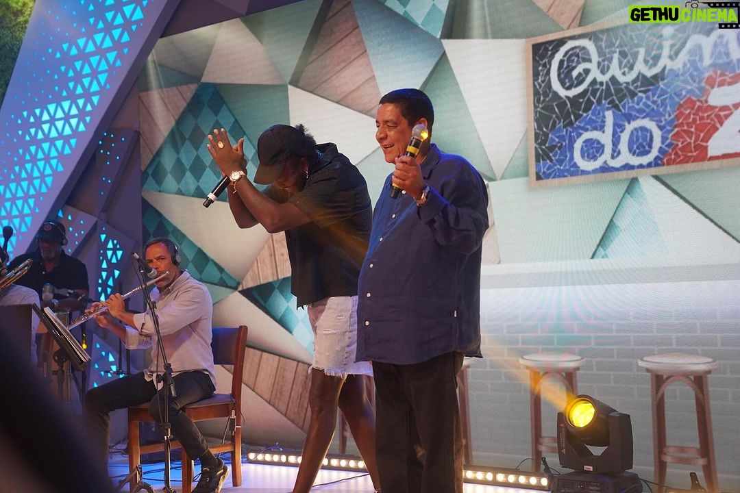 Zeca Pagodinho Instagram - ZECA PAGODINHO 🎵🍻 O palco do #Fantástico se transformou no Quintal do Zeca para comemorar os 40 anos de carreira do @zecapagodinho! O cidadão mais ilustre de Xerém conversou com @majucoutinhoreal em uma roda de amigos para lembrar grandes momentos da carreira e falar sobre o seu legado. É domingo! Muita música e conversa boa depois do @domingao 📸 @lethiciaamancio