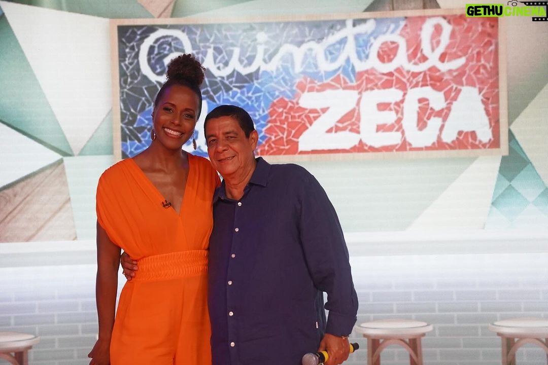 Zeca Pagodinho Instagram - ZECA PAGODINHO 🎵🍻 O palco do #Fantástico se transformou no Quintal do Zeca para comemorar os 40 anos de carreira do @zecapagodinho! O cidadão mais ilustre de Xerém conversou com @majucoutinhoreal em uma roda de amigos para lembrar grandes momentos da carreira e falar sobre o seu legado. É domingo! Muita música e conversa boa depois do @domingao 📸 @lethiciaamancio